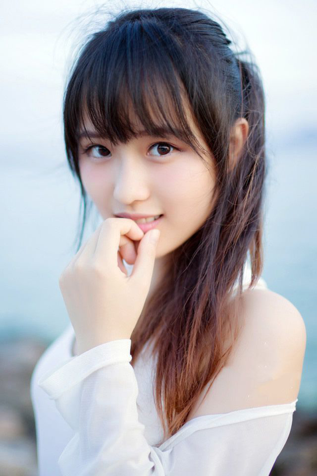 电话里，她哭着说：“亲爱的，我…我怀孕了…三个月了，不过你放心，不是你的，不用你负责。